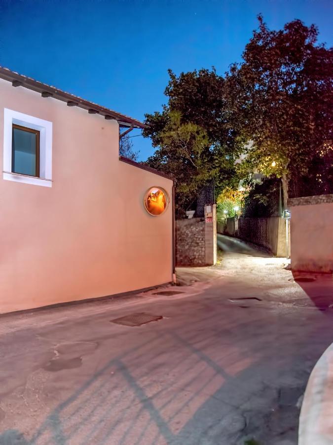 Appartamento Casa di Galdino e VittoriAnna LʼAquila Esterno foto